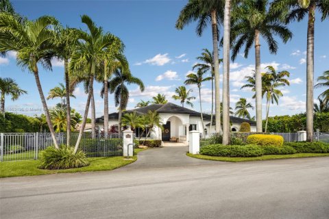 Casa en venta en Miami, Florida, 6 dormitorios, 335.1 m2 № 2017170 - foto 3