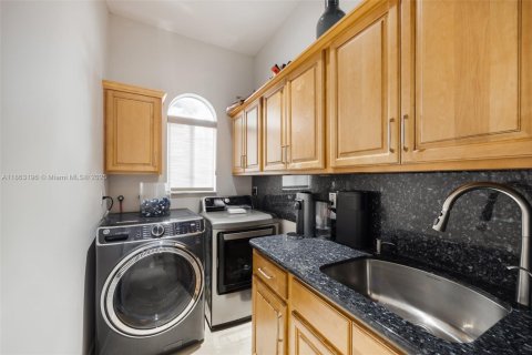 Casa en venta en Miami, Florida, 6 dormitorios, 335.1 m2 № 2017170 - foto 30