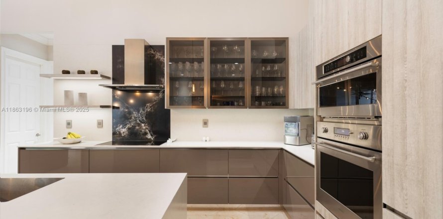 Casa en Miami, Florida 6 dormitorios, 335.1 m2 № 2017170