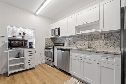 Propiedad comercial en venta en Miami, Florida, 205.41 m2 № 2086560 - foto 6