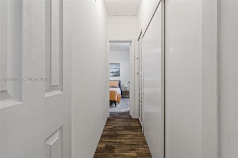 Propiedad comercial en venta en Miami, Florida, 205.41 m2 № 2086560 - foto 11