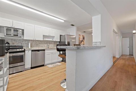 Propiedad comercial en venta en Miami, Florida, 205.41 m2 № 2086560 - foto 5
