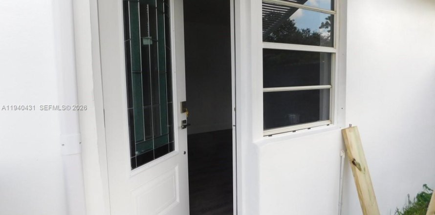 Propiedad comercial en Homestead, Florida 239.97 m2 № 2088637