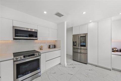 Купить виллу или дом в Майами, Флорида 5 спален, 205.69м2, № 2068987 - фото 12