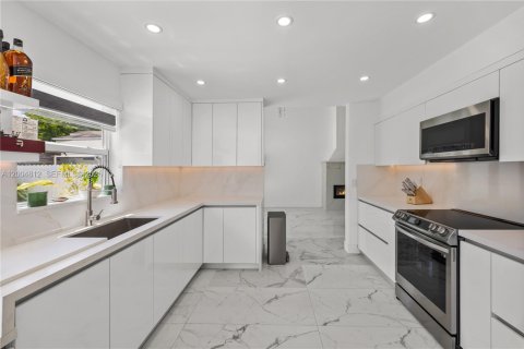 Купить виллу или дом в Майами, Флорида 5 спален, 205.69м2, № 2068987 - фото 11