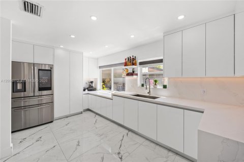 Купить виллу или дом в Майами, Флорида 5 спален, 205.69м2, № 2068987 - фото 10