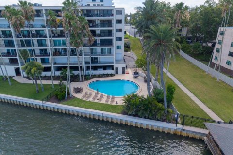 Condo in Clearwater, Florida, 2 bedrooms № 2167440 - photo 13