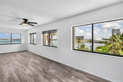 Condo in Clearwater, Florida, 2 bedrooms № 2167440 - photo 18
