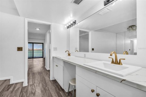 Condo in Clearwater, Florida, 2 bedrooms № 2167440 - photo 6