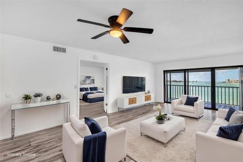 Condo in Clearwater, Florida, 2 bedrooms № 2167440 - photo 2