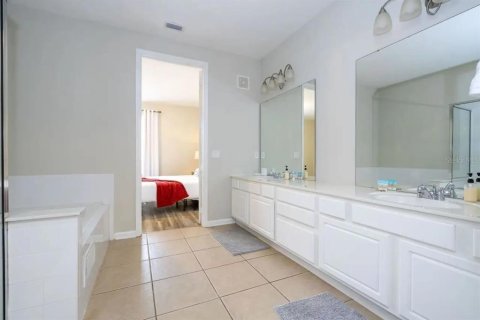 Condo in Orlando, Florida, 3 bedrooms № 2125466 - photo 12