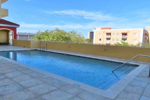 Condo in Miami, Florida, 2 bedrooms  № 2004794 - photo 9