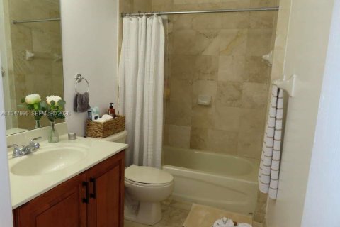 Condo in Miami, Florida, 2 bedrooms  № 2004794 - photo 8