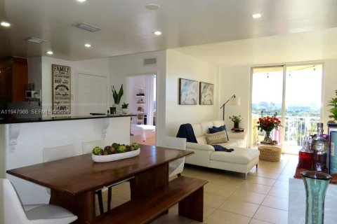 Condo in Miami, Florida, 2 bedrooms  № 2004794 - photo 3