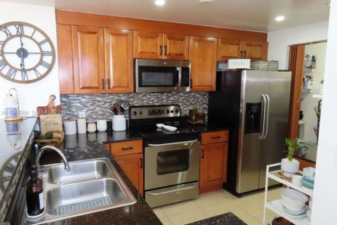 Condo in Miami, Florida, 2 bedrooms  № 2004794 - photo 4