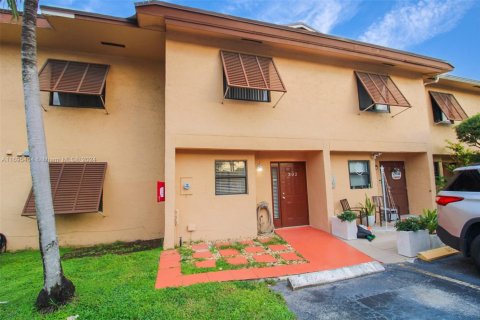 Condominio en venta en Hialeah, Florida, 2 dormitorios, 99.96 m2 № 1861864 - foto 2