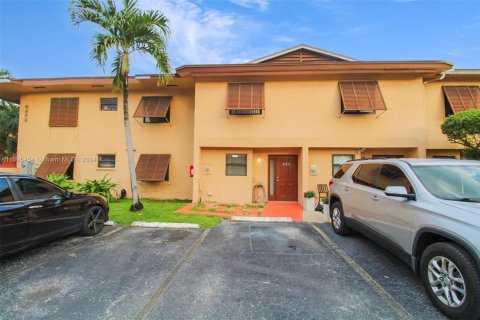 Condominio en venta en Hialeah, Florida, 2 dormitorios, 99.96 m2 № 1861864 - foto 1