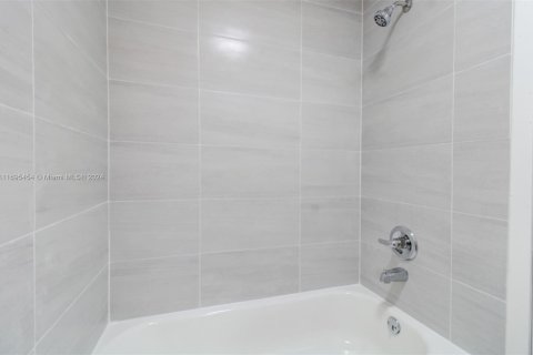 Condominio en venta en Hialeah, Florida, 2 dormitorios, 99.96 m2 № 1861864 - foto 15