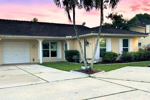 House in Coral Springs, Florida 3 bedrooms, 179.12 sq.m. № 1926717 - photo 1