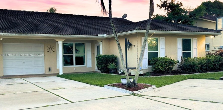 House in Coral Springs, Florida 3 bedrooms, 179.12 sq.m. № 1926717