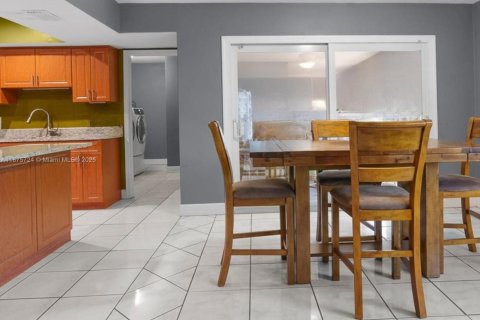 House in Coral Springs, Florida 3 bedrooms, 179.12 sq.m. № 1926717 - photo 5