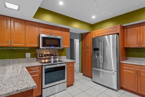 House in Coral Springs, Florida 3 bedrooms, 179.12 sq.m. № 1926717 - photo 2