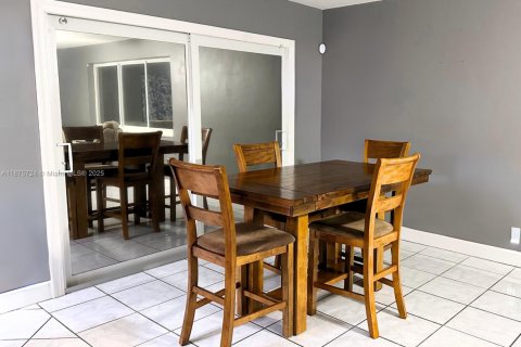 House in Coral Springs, Florida 3 bedrooms, 179.12 sq.m. № 1926717 - photo 4