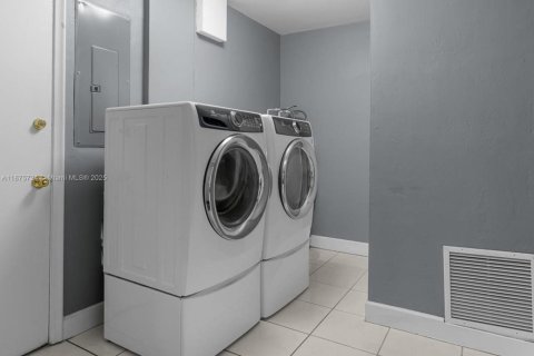 House in Coral Springs, Florida 3 bedrooms, 179.12 sq.m. № 1926717 - photo 17