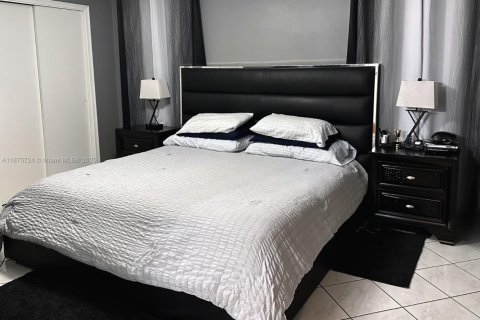 House in Coral Springs, Florida 3 bedrooms, 179.12 sq.m. № 1926717 - photo 11