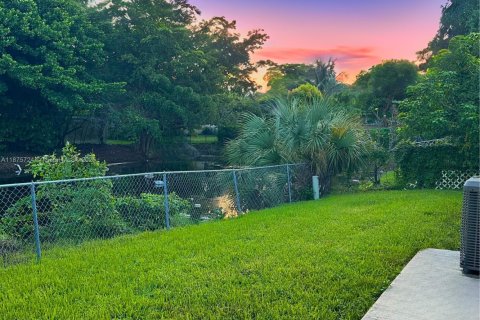 House in Coral Springs, Florida 3 bedrooms, 179.12 sq.m. № 1926717 - photo 18