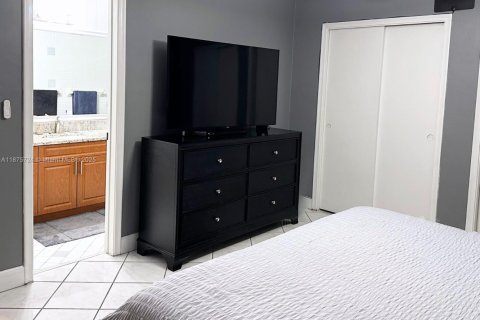 House in Coral Springs, Florida 3 bedrooms, 179.12 sq.m. № 1926717 - photo 12