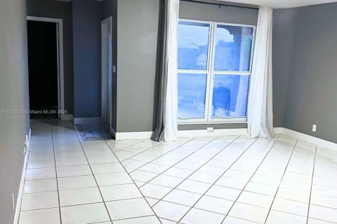 House in Coral Springs, Florida 3 bedrooms, 179.12 sq.m. № 1926717 - photo 7