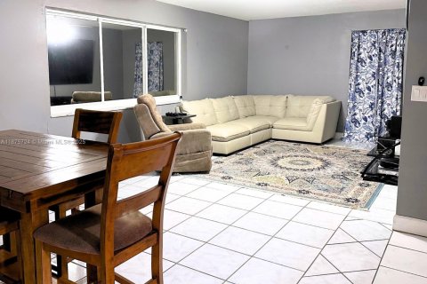 House in Coral Springs, Florida 3 bedrooms, 179.12 sq.m. № 1926717 - photo 6