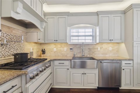House in Saint Petersburg, Florida 6 bedrooms, 306.58 sq.m. № 1725164 - photo 9