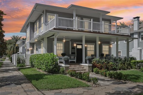 House in Saint Petersburg, Florida 6 bedrooms, 306.58 sq.m. № 1725164 - photo 1