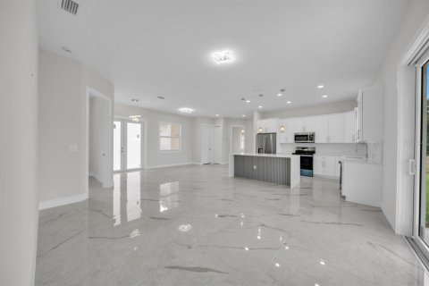 House in Lehigh Acres, Florida 3 bedrooms, 138.7 sq.m. № 2109855 - photo 11