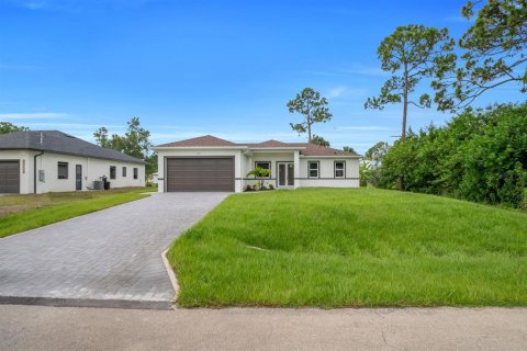 House in Lehigh Acres, Florida 3 bedrooms, 138.7 sq.m. № 2109855