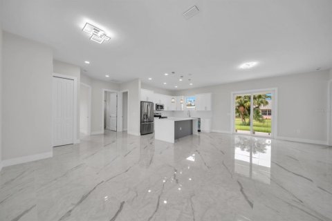 House in Lehigh Acres, Florida 3 bedrooms, 138.7 sq.m. № 2109855 - photo 5