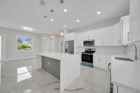 House in Lehigh Acres, Florida 3 bedrooms, 138.7 sq.m. № 2109855 - photo 8