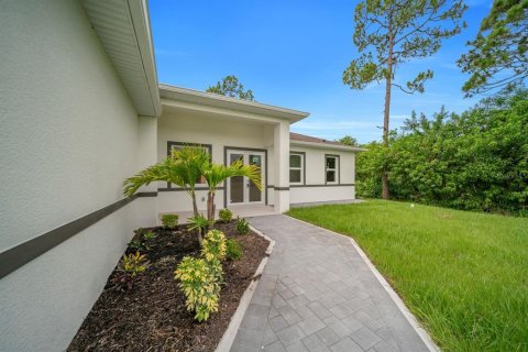 House in Lehigh Acres, Florida 3 bedrooms, 138.7 sq.m. № 2109855 - photo 3
