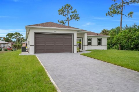 House in Lehigh Acres, Florida 3 bedrooms, 138.7 sq.m. № 2109855 - photo 2