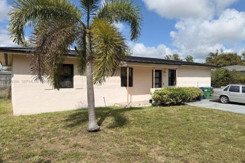 House in Miami Gardens, Florida 4 bedrooms, 115.94 sq.m. № 2044268