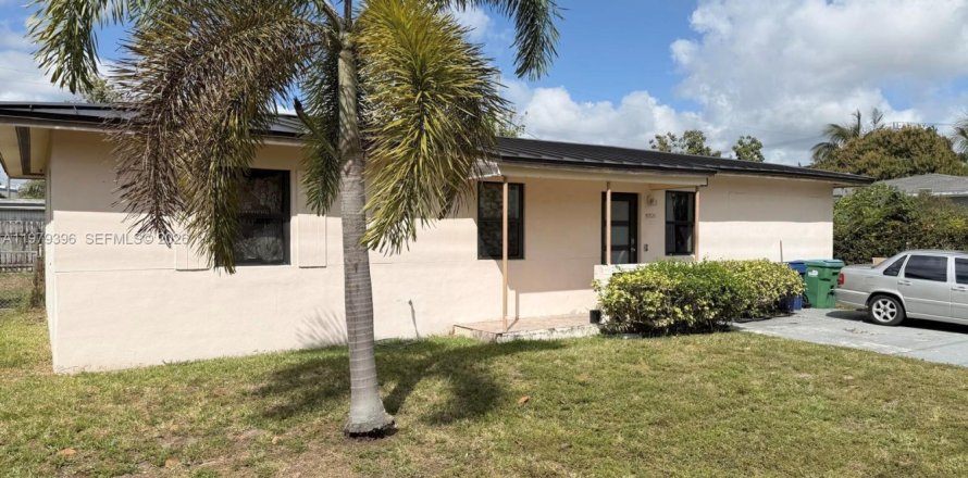 House in Miami Gardens, Florida 4 bedrooms, 115.94 sq.m. № 2044268