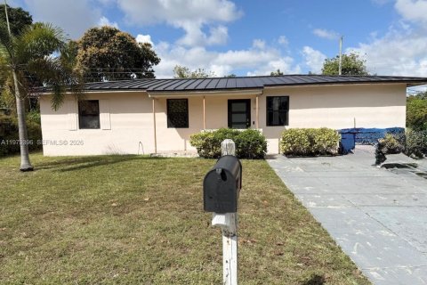 House in Miami Gardens, Florida 4 bedrooms, 115.94 sq.m. № 2044268 - photo 2