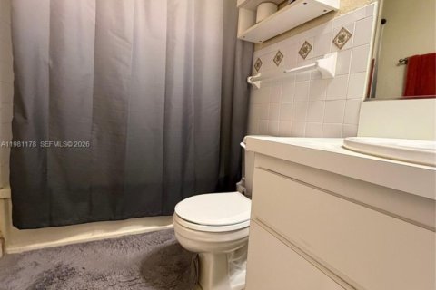 Condo in Pinecrest, Florida, 1 bedroom  № 2042972 - photo 9