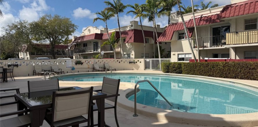 Condo in Pinecrest, Florida, 1 bedroom  № 2042972
