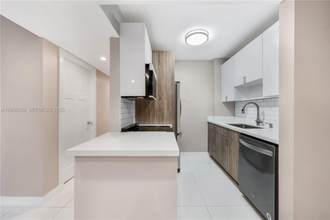 Condo in Miami, Florida, 2 bedrooms  № 1994586 - photo 3