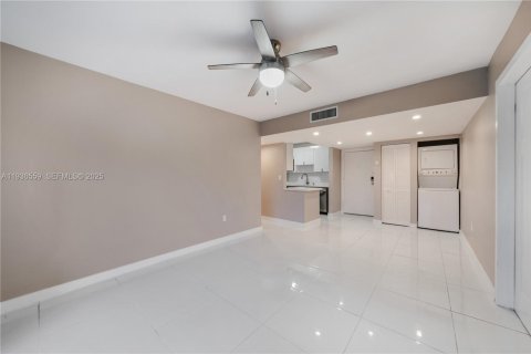 Condo in Miami, Florida, 2 bedrooms  № 1994586 - photo 9