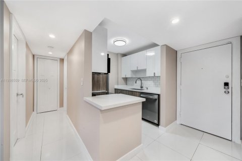 Condo in Miami, Florida, 2 bedrooms  № 1994586 - photo 6