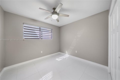 Condo in Miami, Florida, 2 bedrooms  № 1994586 - photo 12